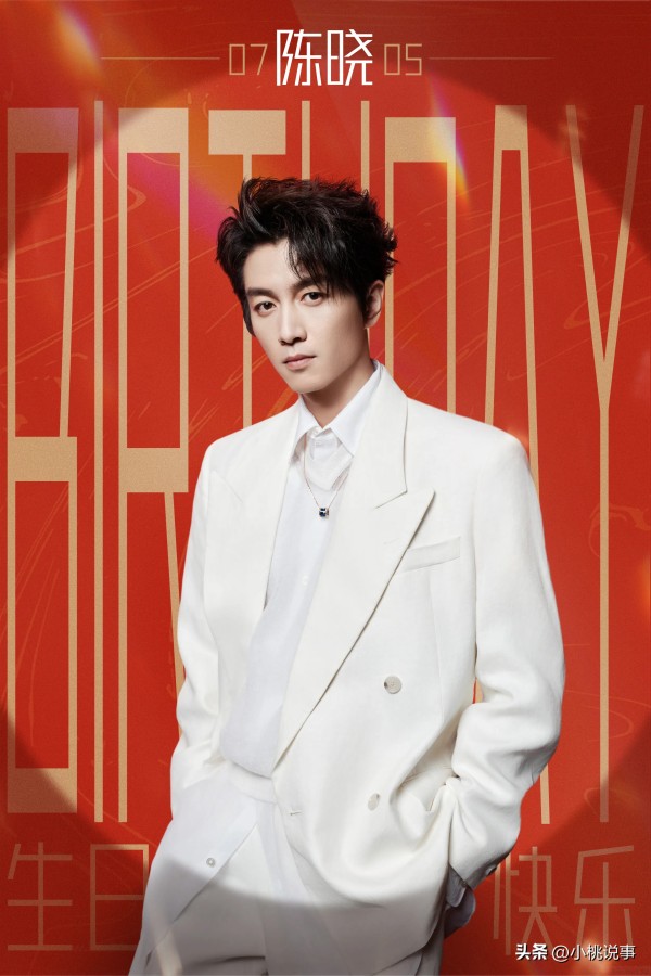 小桃说事：大家有没有发现，陈妍希在娱乐圈的朋友圈挺热闹，杨丞琳、陈乔恩、阿娇这些知名女星都是她的好友。但陈晓这边，公开的圈内好友几乎看不到，就算有，名气也不算大。
 
就拿陈晓结婚来说，他请的伴郎基本都是合作过的配角，没什么知名度。稍微有点印象的也就是陈翔和那个塌房的。巧的是，陈翔、郑国霖、王茂蕾、张z瀚这几个伴郎都来自《神雕侠侣》剧组。除此之外，也没听说谁和他私交特别好。
 
刘亦菲、孙俪这些出...