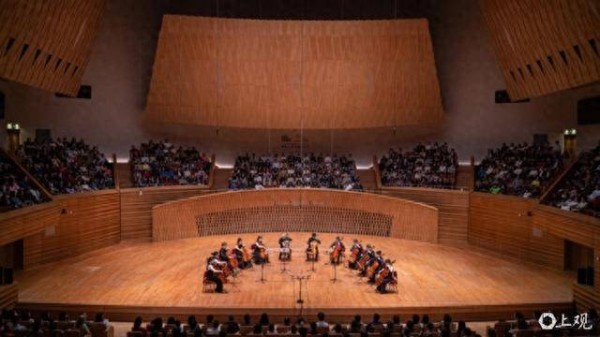 12把大提琴织就时空回响,王健领衔左岸音乐节开幕之夜