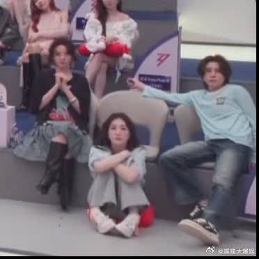 直播镜头夹缝里,一眼就看到唐艺昕在跟着跳