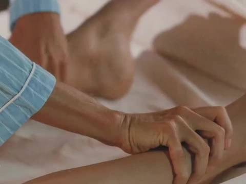 女人身体被掰开,掀起白布露出小肚,慢慢在上面拍打