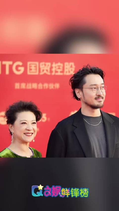 王馥荔王传君亮相第38届金鸡百花电影节闭幕式