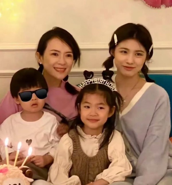 章子怡离婚后仍带小苹果出游：我终于懂了，有一种爱跟婚姻无关