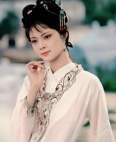 《红楼梦》：别再羡慕薛宝钗的完美了！她的体面，全是委屈撑出来的