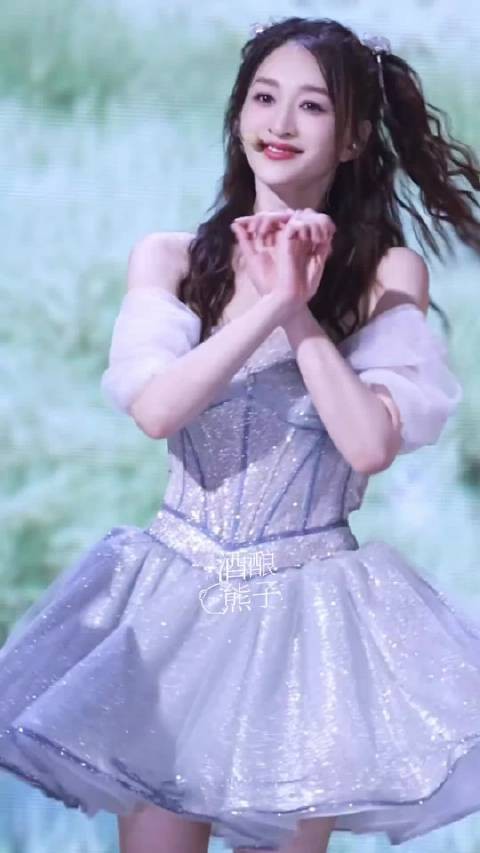 我一个30岁老太太,看李小冉50岁小姑娘跳舞