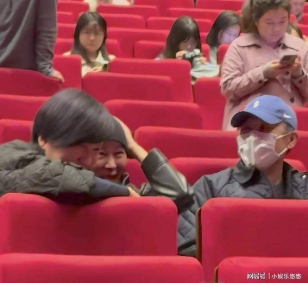 张国立话剧首演众星捧场!王刚张铁林撞衫,邓婕站起鼓掌笑容灿烂