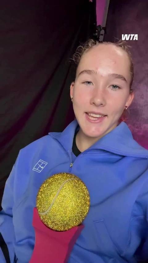 抱着新奖杯来和大家打招呼啦!