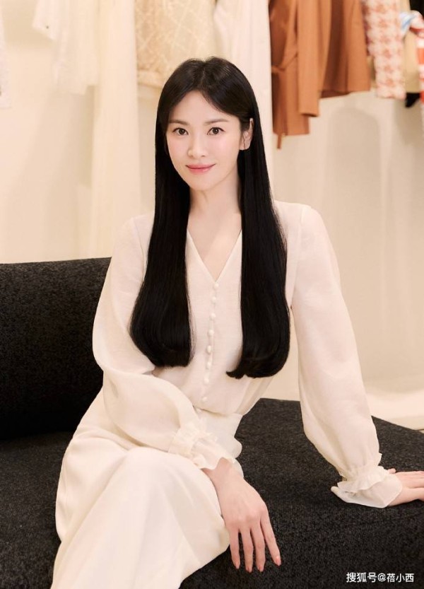 宋慧乔留回长发后像换了个人!穿一身白简约优雅,美到差点认不出