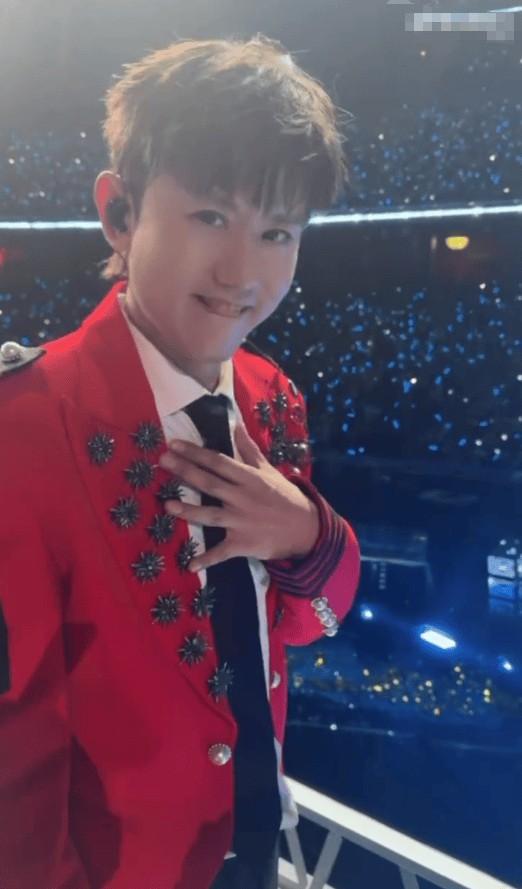 当天，何炅、李维嘉、吴昕、宋丹丹、王祖蓝、沈凌等明星纷纷现身张杰<a target=