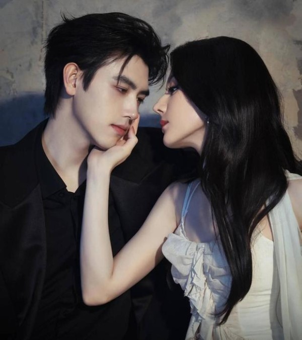 迪丽热巴轻抚陈飞宇。