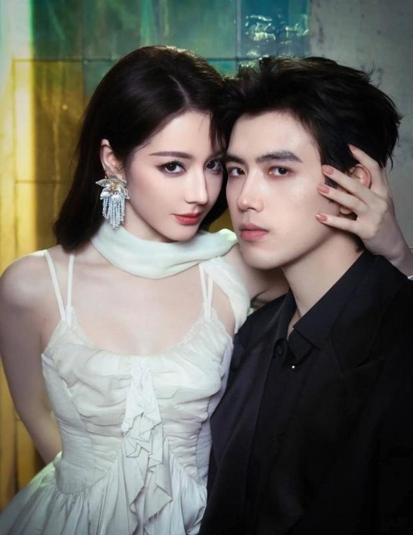 搜狐娱乐讯 近日,迪丽热巴陈飞宇一组双人合照曝光。