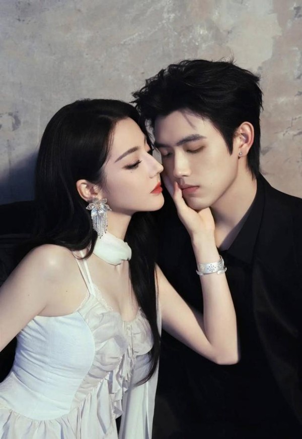 迪丽热巴陈飞宇目光温柔缱绻。