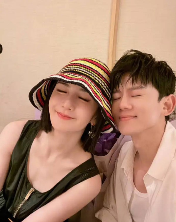 张杰和女儿力挺谢娜办演唱会：等你绽放