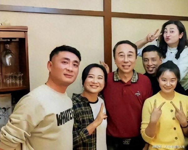 贾玲减重3年后现身冯巩生日宴,身材未反弹