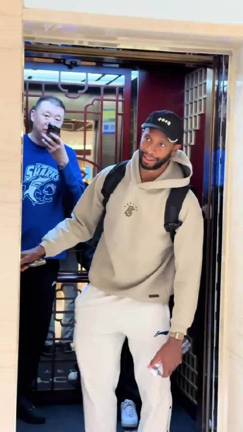 要不是张镇麟跑了过来,我还以为弗格在喊“咋滴嘞~”