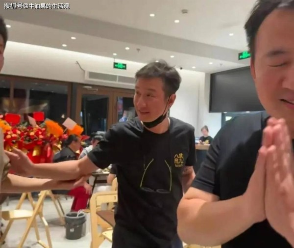 文章开面馆生意爆火,无名指戴婚戒疑再婚,圈内只有一人送花篮