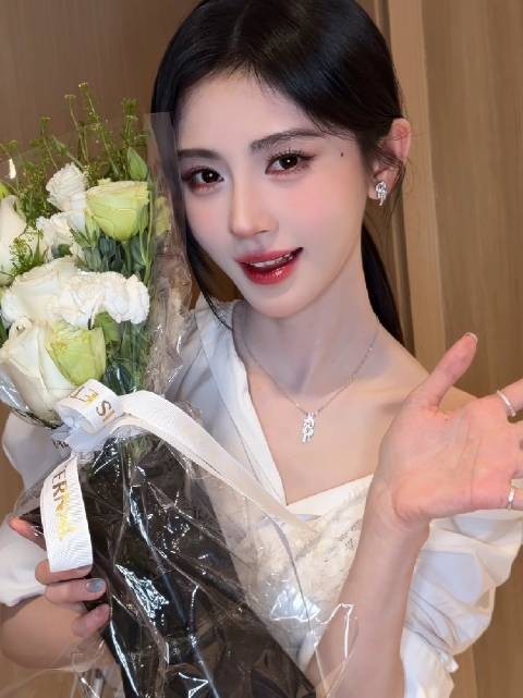 鞠婧祎抖音更新愿卸风霜拥繁花晴朗