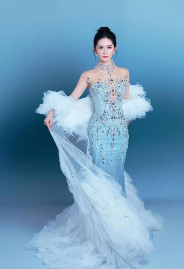 谢娜一袭冰蓝人鱼裙清冷又华贵