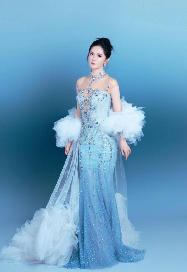 谢娜蓝裙既梦幻又极具张力。