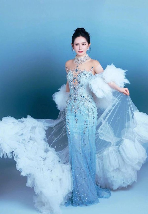 谢娜手轻提飘逸裙摆，尽显东方美人的优雅曼妙。