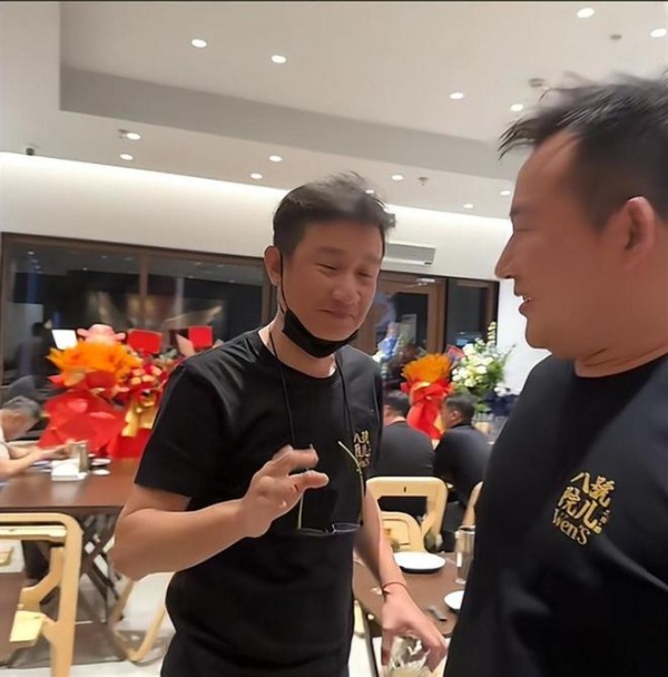 文章转行开饭店,人气火爆,凌晨4点排队,曾经影帝走出新的人生