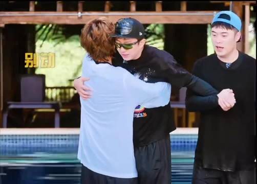 鹿晗玩水上游戏频喊别动,陈赫回应没动,被指神似马頔