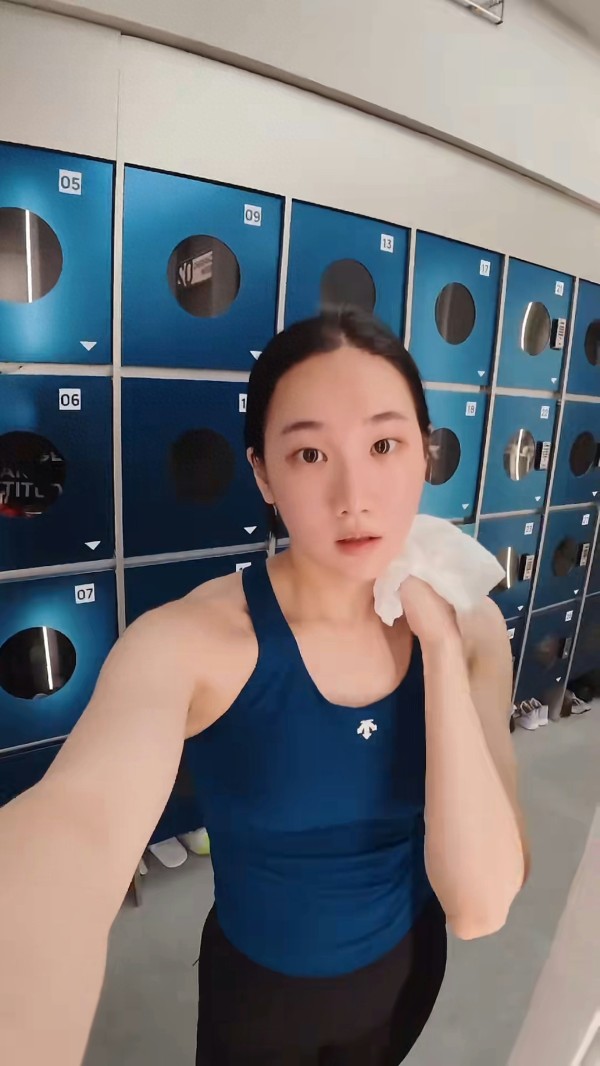 港姐季军揭TVB残酷真相!合约5年却没工作,网友劝她快离巢