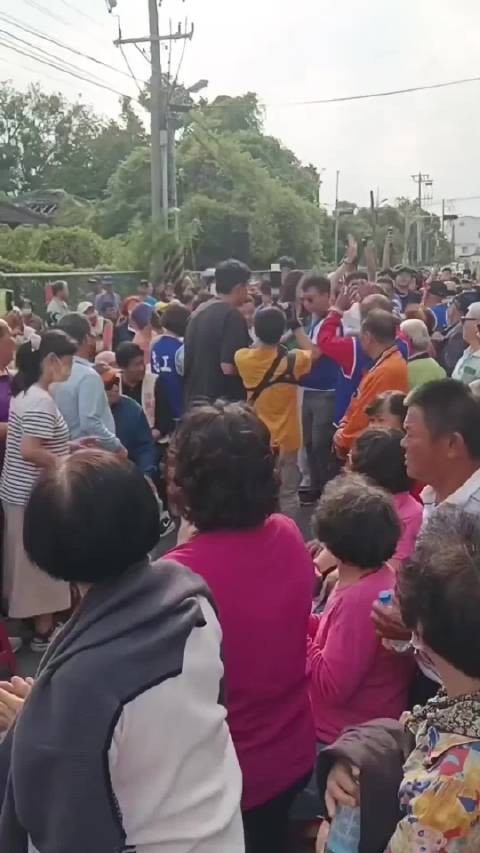 郑丽文大陆回台湾偶遇到她!受欢迎程度与群众互动!