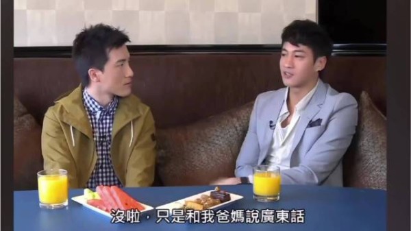 原来何润东是香港人,他在家和父母都说粤语,粤语说得非常流利!