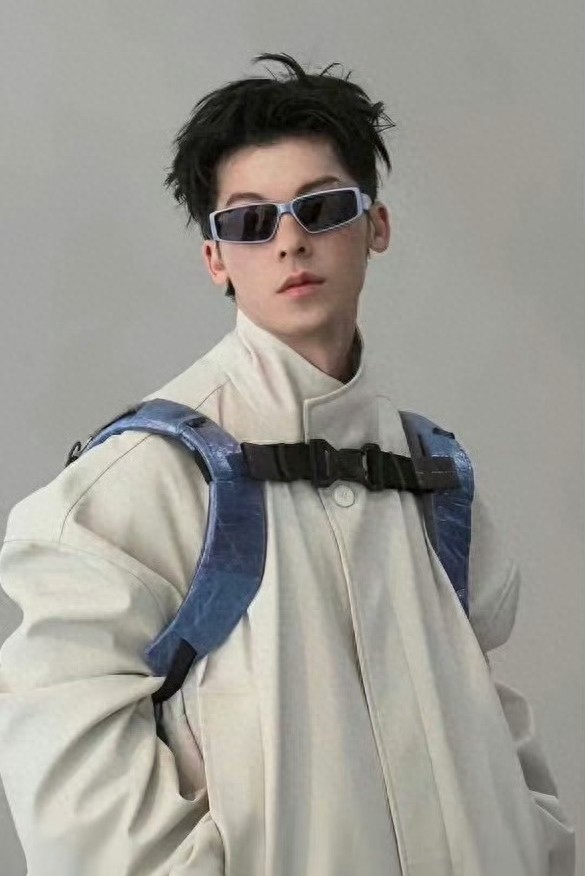 许光汉周子瑜恋情曝光？一张合影炸翻全网，粉丝笑了：这瓜太假！