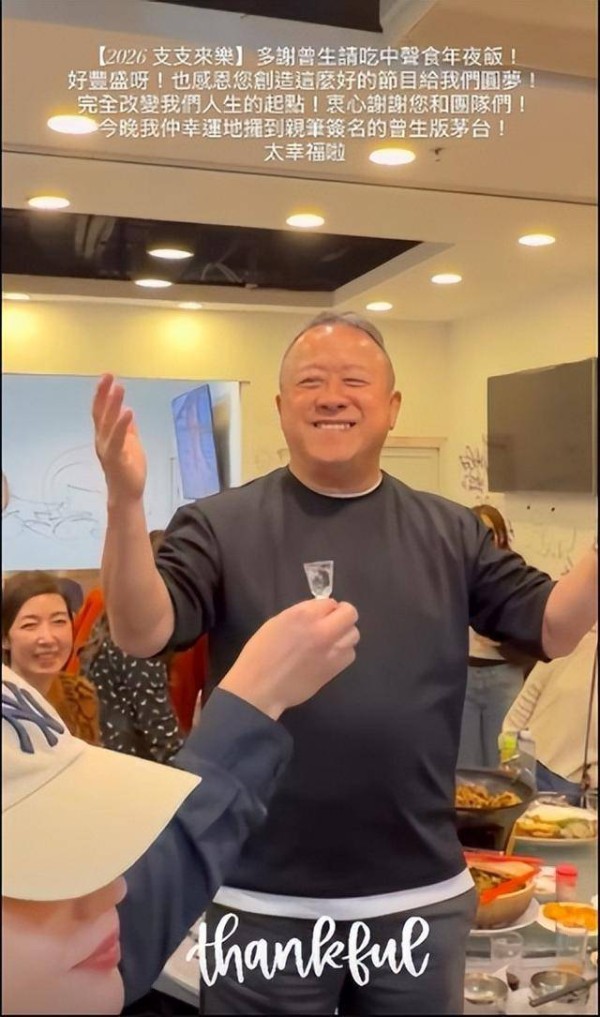 香港资深男星慈善生日宴场面超台庆,一代女神罕见现身支持