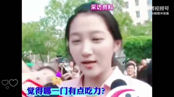 被关晓彤高考出考场采访笑死,清醒的发言,难怪她能第一名进北电