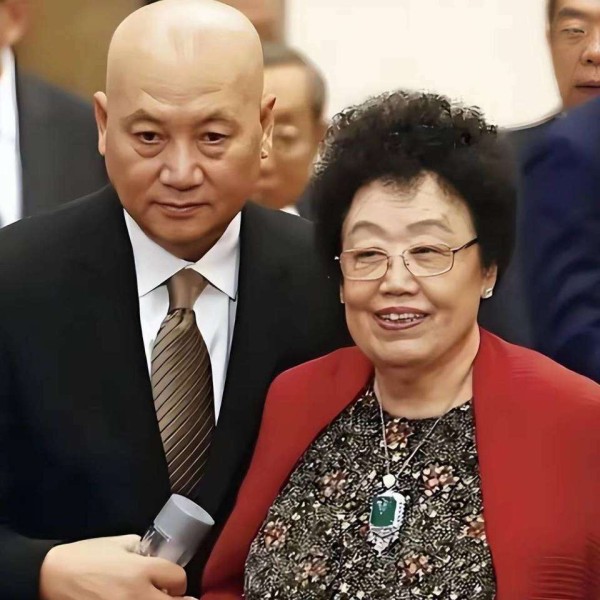 八宝山雨里送陈丽华！36年唐僧丈夫哭红了眼，西游记师徒都来了