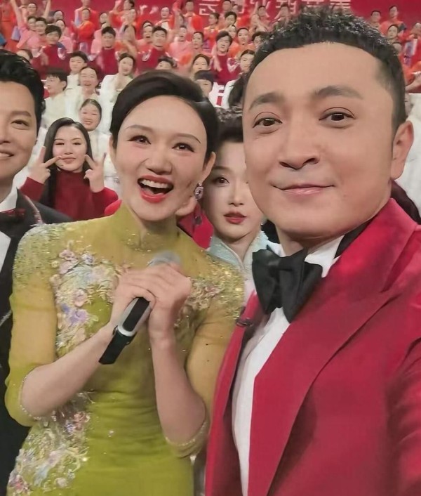 尼格买提冲上热搜！一只眼睛红肿十分严重，原因曝光让人哭笑不得