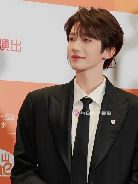 刘宇亮相北影节开幕式,被官方潮玩吸引