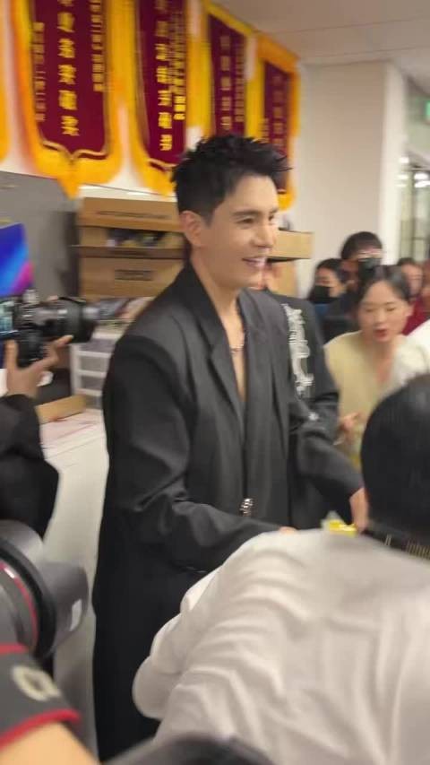 经超40岁依旧帅气，作为凌云彻扮演者，脸上无岁月痕迹，皮肤紧致，保养到位