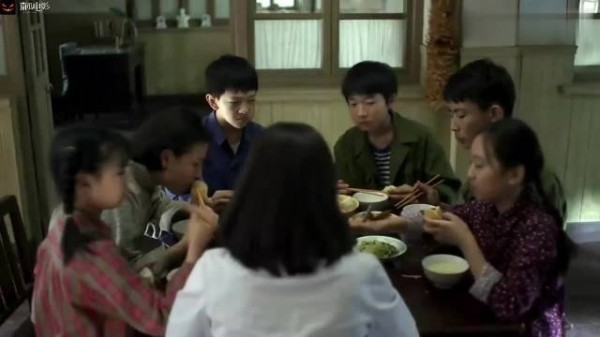 父母爱情：孩子们对安杰指指点点，怎料德华忍不住了，安杰感动