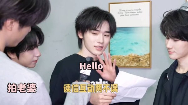 宋亚轩刘耀文片场互动，默契传递大疆相机