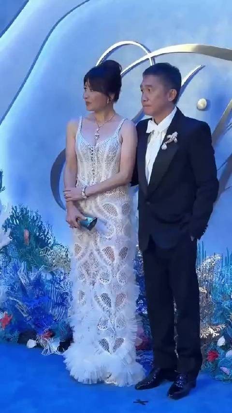 梁朝伟刘嘉玲牵手出席活动，婚姻30年恩爱如初
