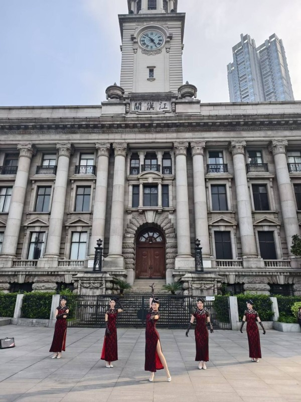 江汉关广场举办舞蹈快闪活动,引游客驻足欣赏:感受到了现代与历史的碰撞