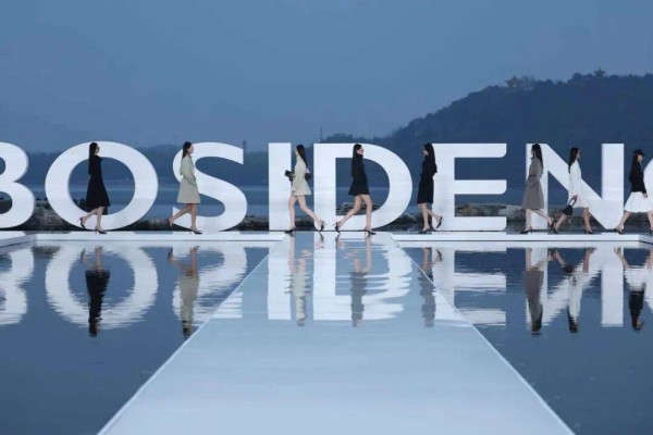 光影交织时尚叙事|波司登北影节光影风尚开幕大秀多面登场