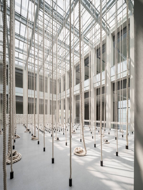 聚焦材料本身的这个展览，让艺术回到双手的感知