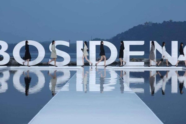 讲述光影交织下的时尚叙事 波司登“多面登场”2026北京国际电影节光影风尚开幕大秀在京举行