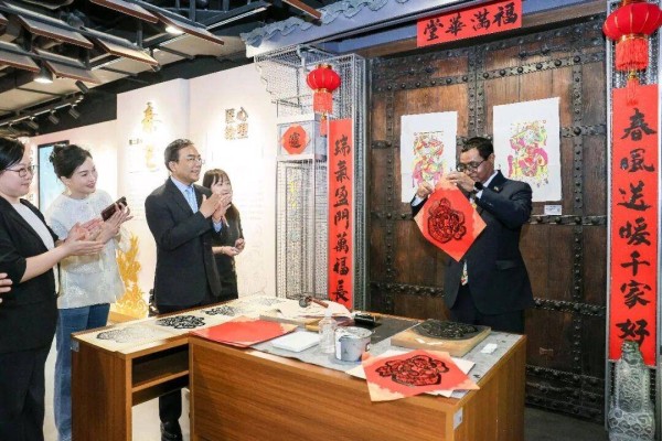 非洲朋友在西安感受陕西非遗