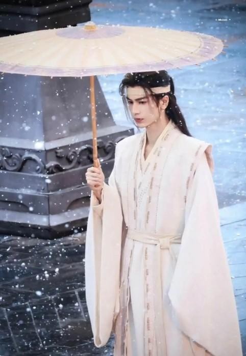 张凌赫《归鸾》片场误伤自护化妆师，与父母温馨互动引泪目