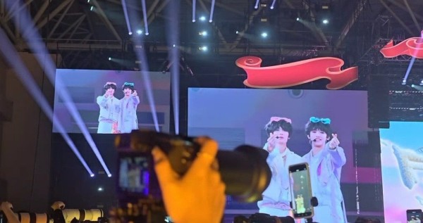 李煜东和张奕然台上比心饭撒！ 李煜东张奕然比心三连拍