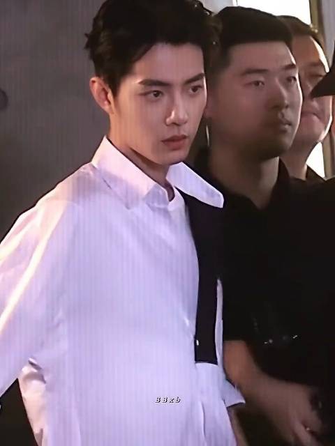 狗仔镜头拍的肖战，啊啊啊好帅好锋利的五官，扑面而来的荷尔蒙气息 苏神降世