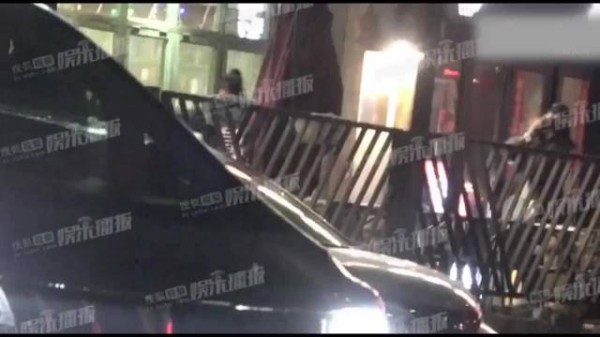 姚晨曹郁离婚后与好友聚餐，朝相反方向离开