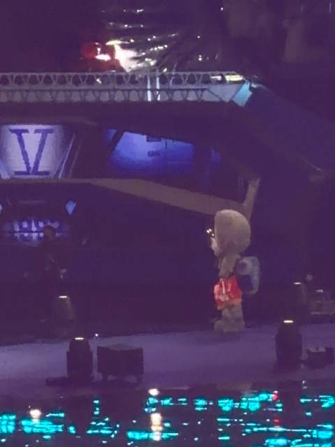 今天是等爸爸一起上火车的斗斗 （拎着大红编小跑几步真有赶火车那味了 ）