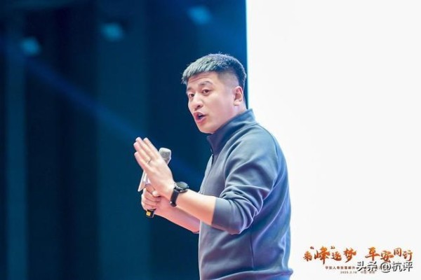 张雪峰去世20天后，爱将突然官宣离职，多条回复言论令人浮想联翩