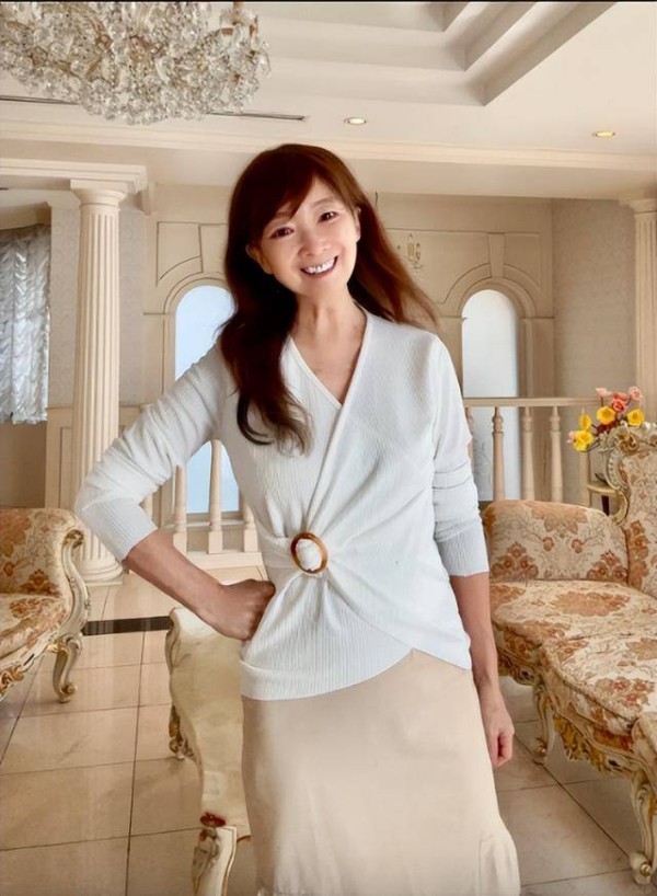 香港资深歌手豪宅曝光，为孩子上学豪掷4000万建屋，三子全上名校